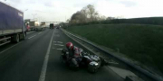 Грузовик сбивает мотоциклиста, ему очень повезло
